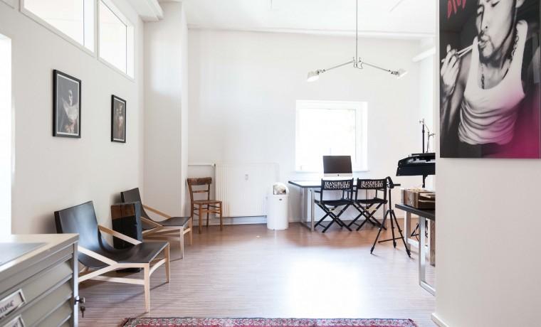 Thumbnail-Büroraum und Desks in hellem und modernen DESIGNSTUDIO - All-in-Miete