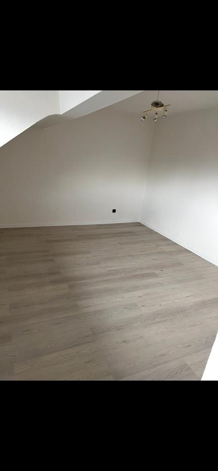 Thumbnail-Altenessen 2,5 Raum DG ,neu renoviert,Bad mit Badew. ,Fenster
