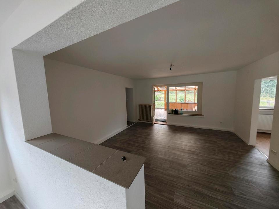 Thumbnail-Helle 3 Zimmer Wohnung mit Wintergarten, Terrasse und Garten in L