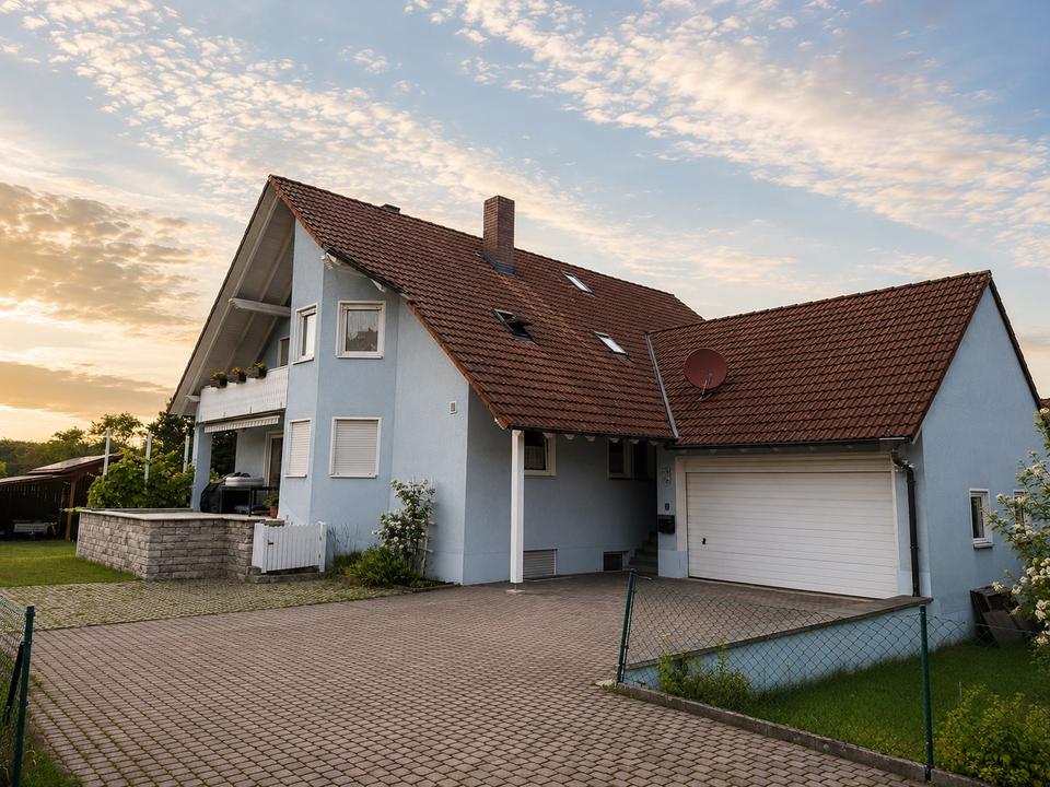 Thumbnail-Traumlage! Zweifamilienhaus mit großem Garten