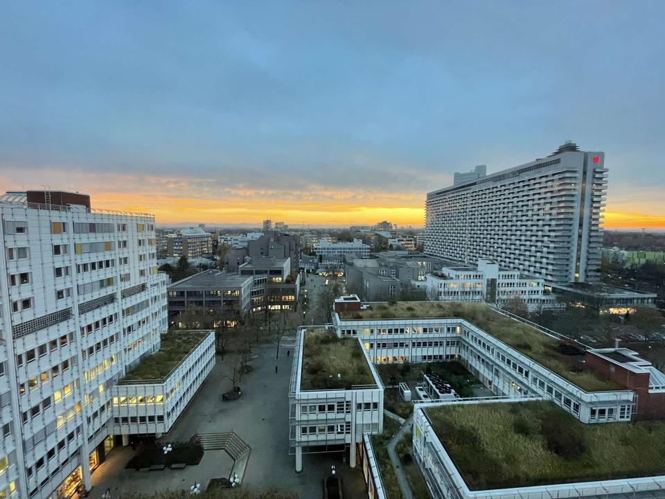 Thumbnail-HEGERICH: Großzügige 3-Zimmer Wohnung mit Einbauküche im Arabellabogen und Blick auf die Alpen!