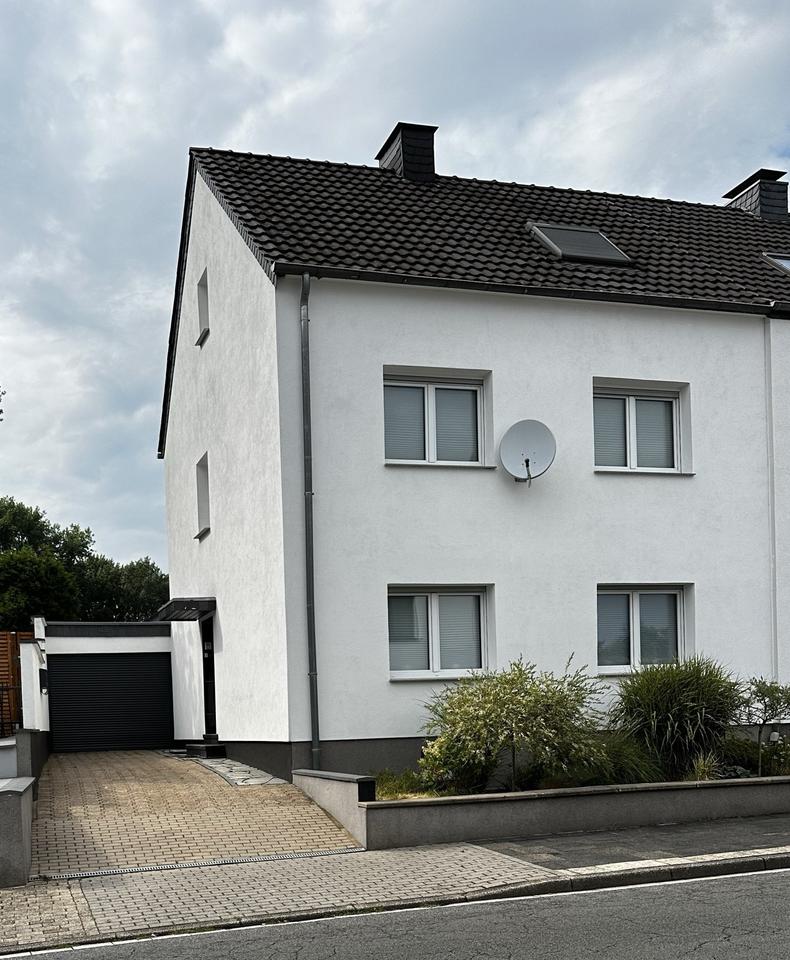 Thumbnail-Modernisiertes Zweifamilienhaus mit großem Garten und Pool