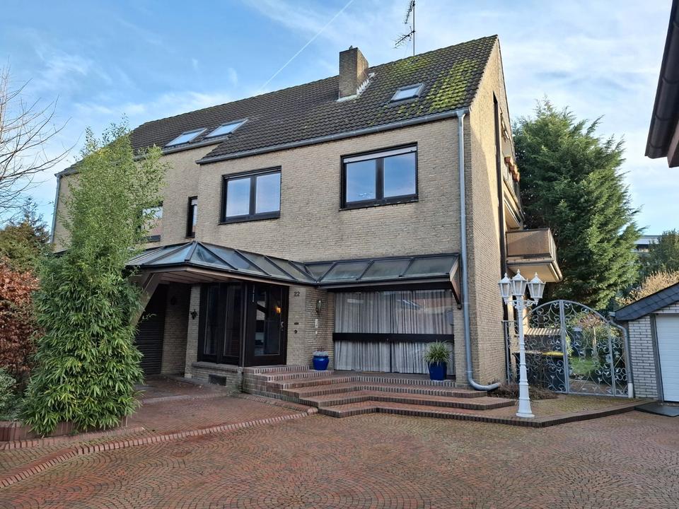 Thumbnail-Großzügiges Zweifamilienhaus mit Garten und Garage