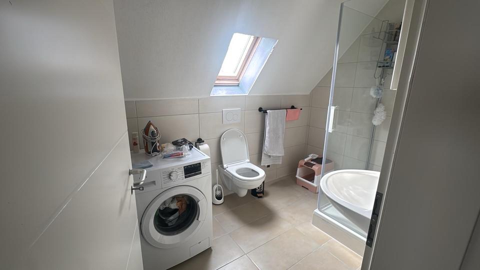 Thumbnail-Sehr schöne 2 Zimmer Dachgeschoss Wohnung zu vermieten