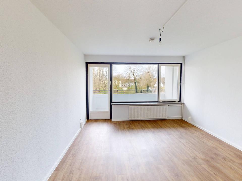 Thumbnail-Schönes Single-Apartment mit großem BALKON und Wannenbad