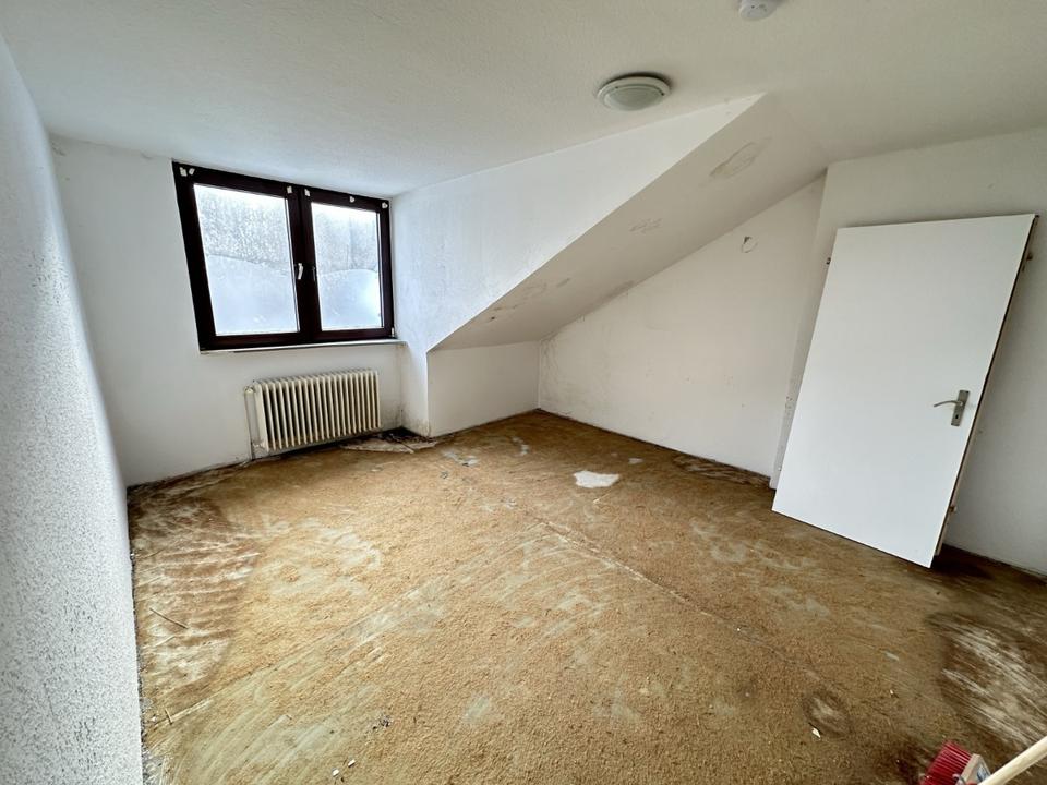 Thumbnail-Dachgeschosswohnung mit 3 Zimmern Küche, Bad, Renovierungsberdürftig
