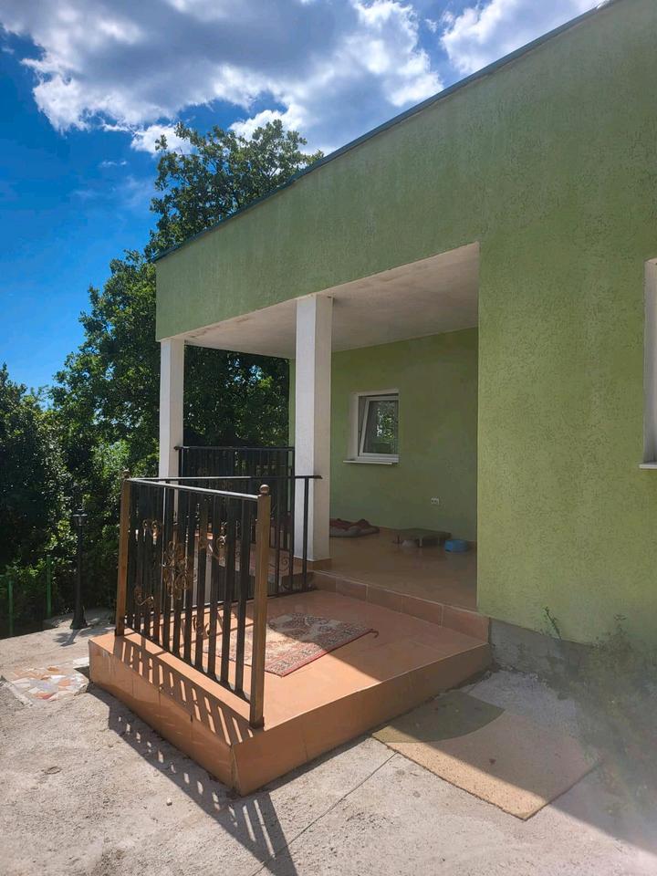 Thumbnail-Verkauft wird ein legales Haus in Montenegro