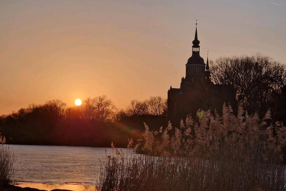 Thumbnail-EFH im Grünen mit Substanz, Atmosphäre & Zukunft