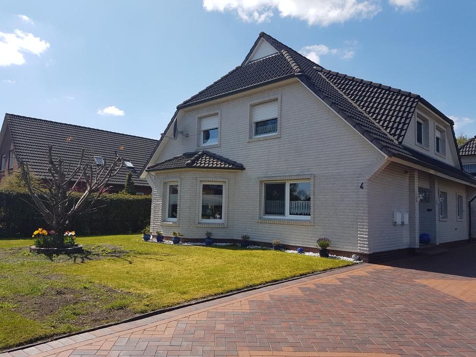 Thumbnail-Gepflegtes Zweifamilienhaus mit Garage und Garten in Moordorf