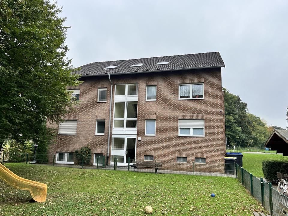 Thumbnail-Souterrainwohnung mit eigenen Garten und 2 PKW-Stellplätzen