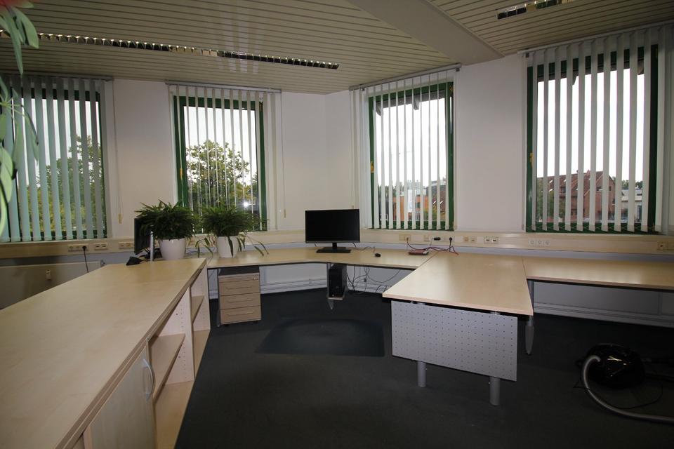 Thumbnail-Klasse Büroräume im Gründerzentrum - Möbliertes Büro mit viel Stauraum