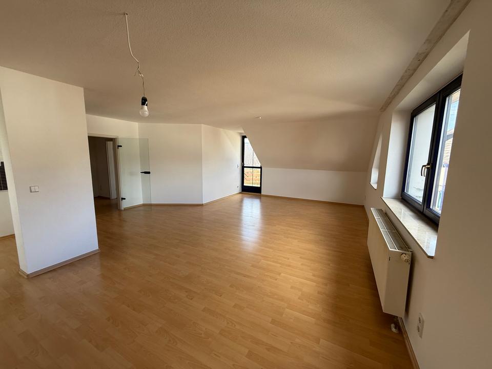 Thumbnail-Besondere 3-R-DG-Wohnung mit Balkon in Nähe zu Mosel-Zwickau