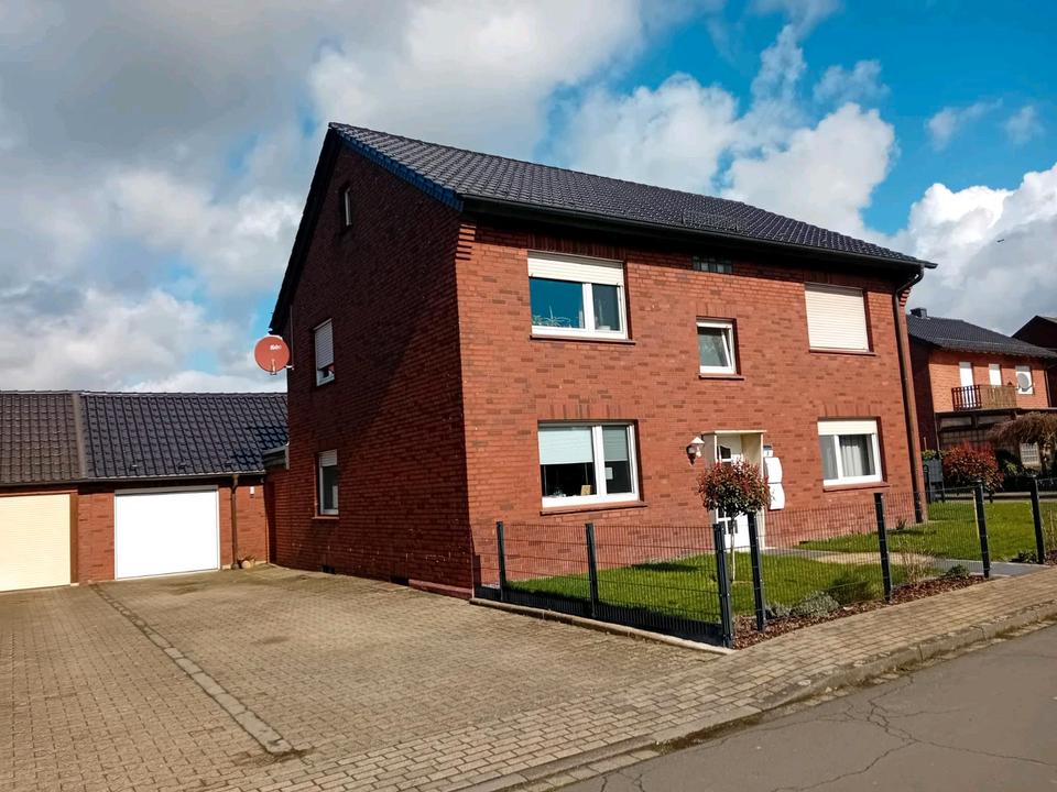 Thumbnail-Freistehendes Zweifamilienhaus in ruhiger Lage mit 3 Garagen