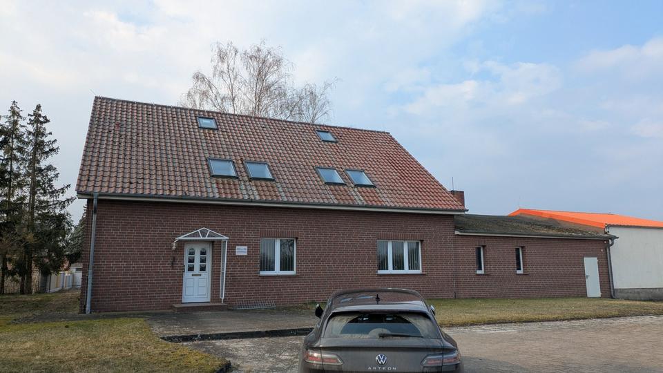 Thumbnail-großes Grundstück, Bürogebäude, Hallen und Carports