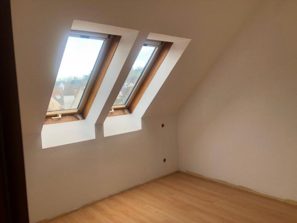 Thumbnail-Helle, umfangreich sanierte 2 Zimmer DG Wohnung, Balkon, EBK, Ste