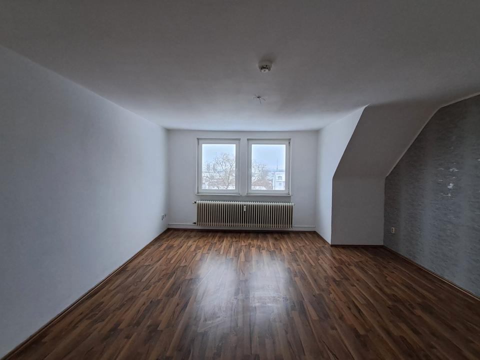 Thumbnail-Anfragen NUR per Email. Große 3-Zi Wohnung im 4.OG in Bremerhaven-Wulsdorf. Garten-mitnutzung. Garage oder Stellplatz. Weserstraße 118.