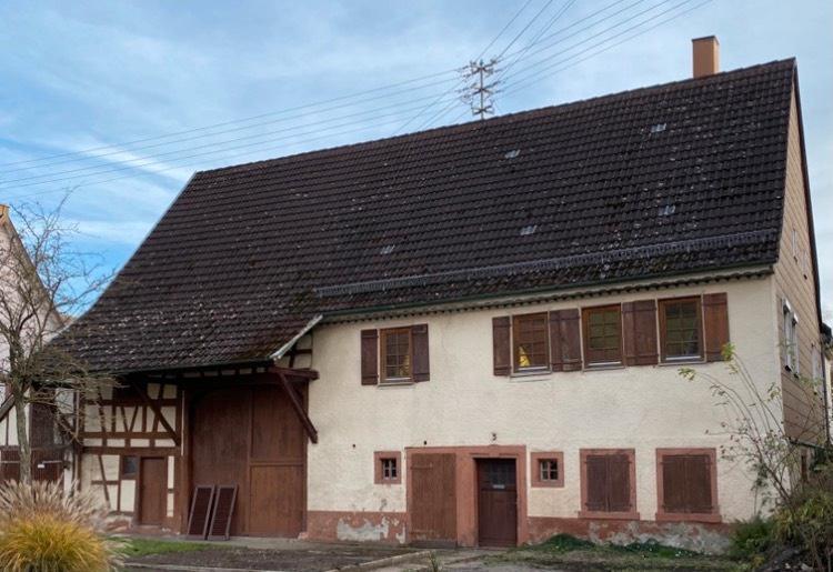 Thumbnail-Zum Verkauf steht ein ehemaliges Bauernhaus mit Ökonomiegebäude