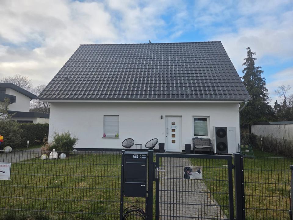 Thumbnail-Einfamilienhaus in Berlin-Reinickendorf – 4 Zimmer, Wohnküche, Terrasse und Garten.