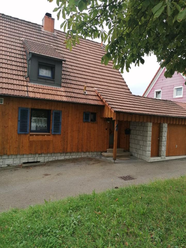 Thumbnail-Doppelhaushälfte mit Potenzial zur Verwirklichung von Wohnträumen