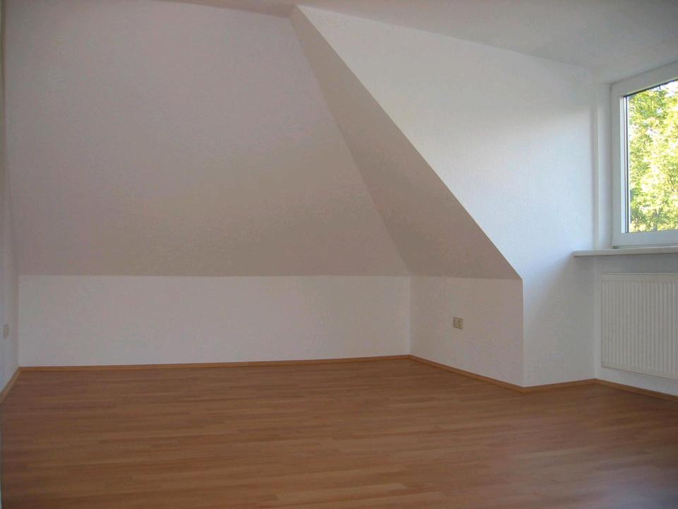 Thumbnail-Helle 2-Raum-Dachwohnung in privatem Dreifamilienhaus