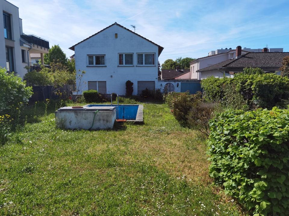 Thumbnail-1 Familienhaus freistehend mit Terrasse, Garten, Pool und Garage.