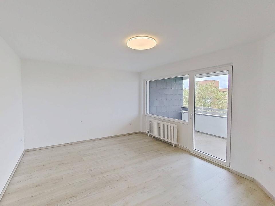 Thumbnail-Große 4-Zimmer-Wohnung mit BALKON und Wannenbad