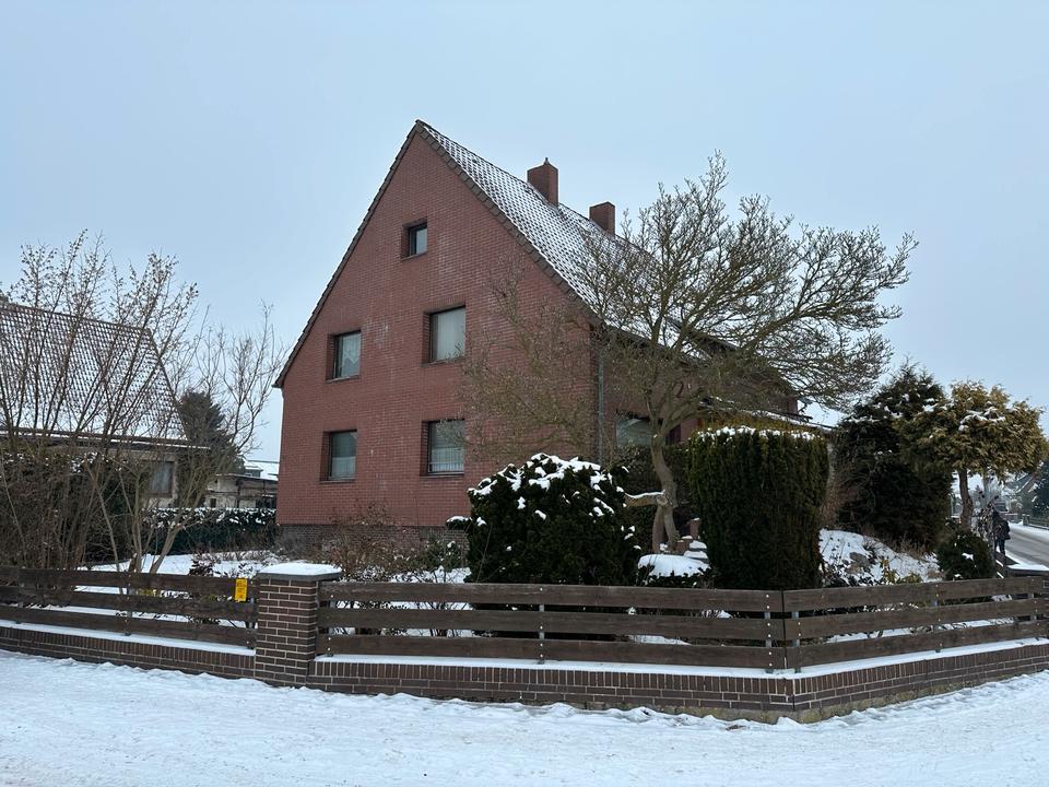 Thumbnail-Ein-Zweifamilienhaus mit Doppelgarage