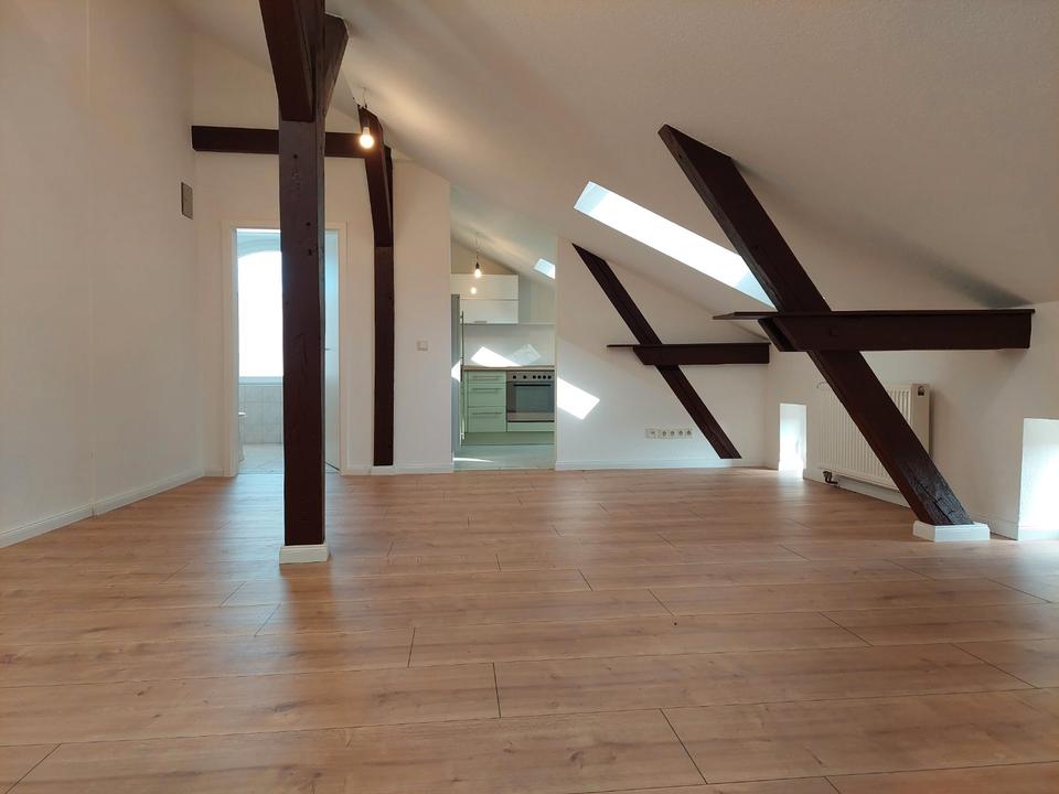 Thumbnail-Frisch renovierte 2-Zi.-DG-Wohnung mit EBK & Holzbalken