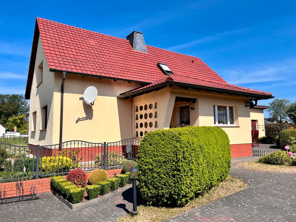 Thumbnail-Gepflegtes Ein-Zweifamilienhaus, Nebengebäude, großes Grundstück