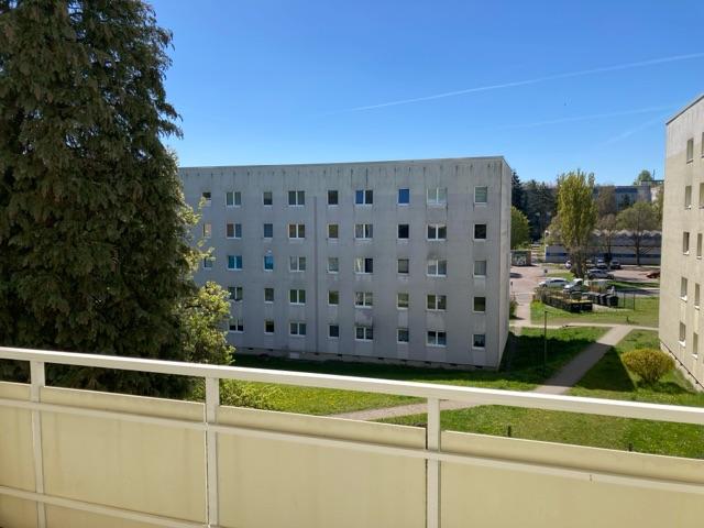 Thumbnail-Top für die junge Familie: Frischer Look, großer Balkon, grünes Umfeld