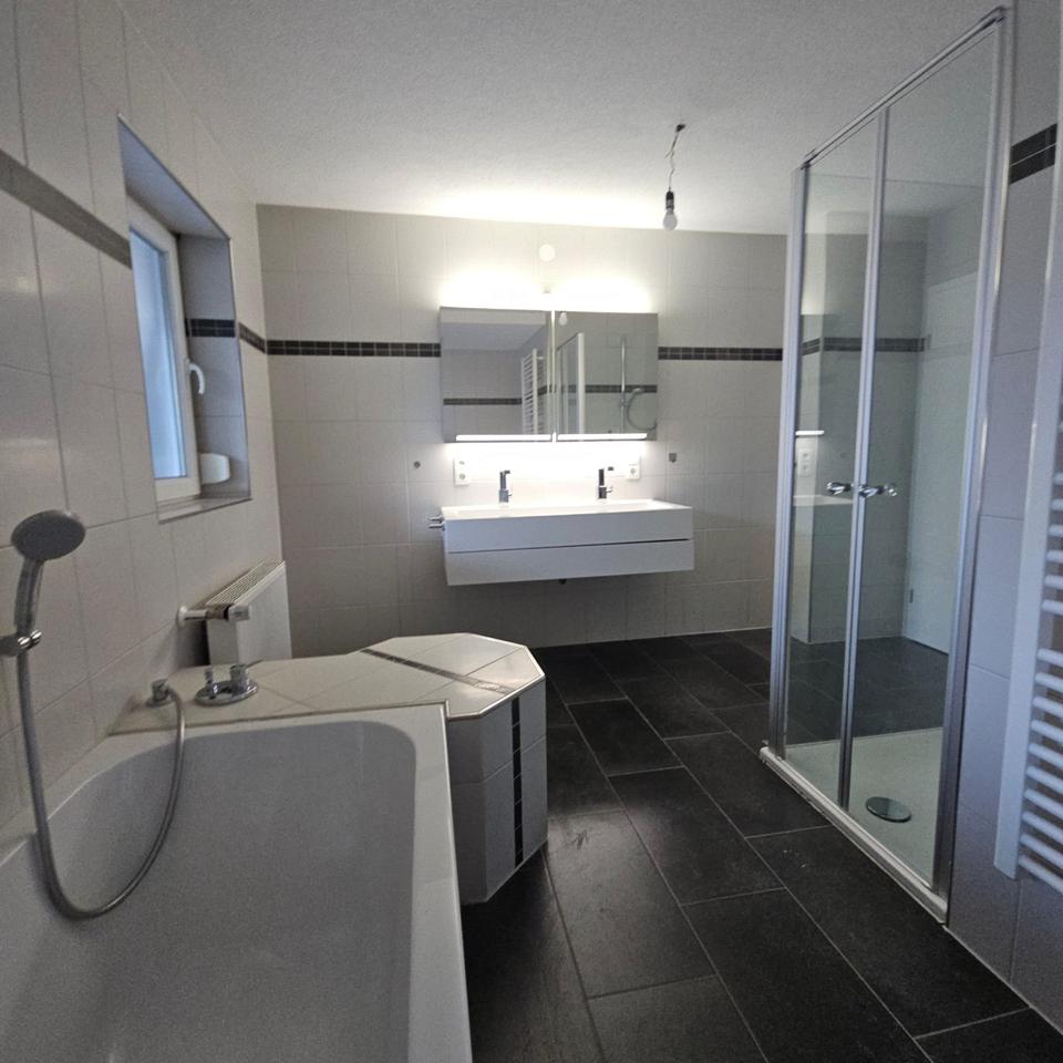 Thumbnail-Große Mietwohnung mit Einbauküche und Kachelofen