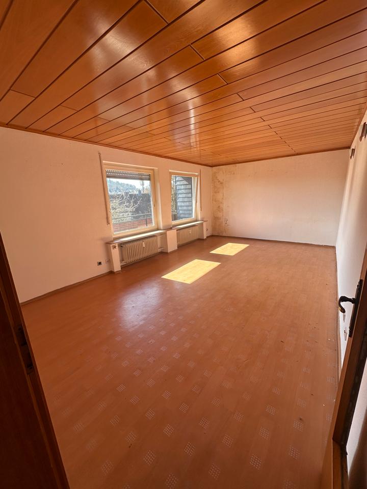 Thumbnail-Großzügige 5-Zimmer-Wohnung mit Balkon in zentraler Lage