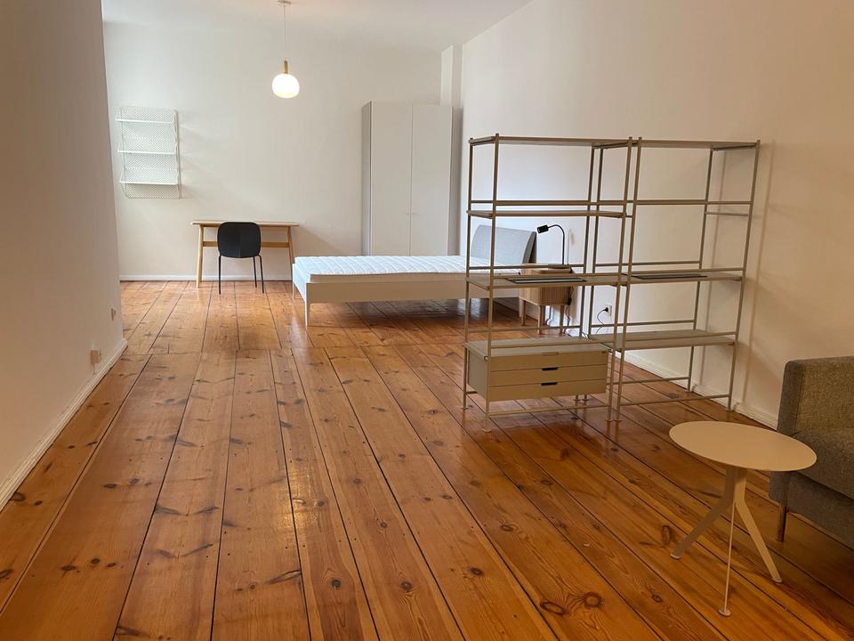 Thumbnail-Einziehen und wohlfühlen! Repräsentatives, saniertes Altbauwohnhaus mit Innenhöfen und altbautypischen Treppenhäusern. Die Wohnungen werden zentral beheizt. Die Möblierung im minimalistischen...