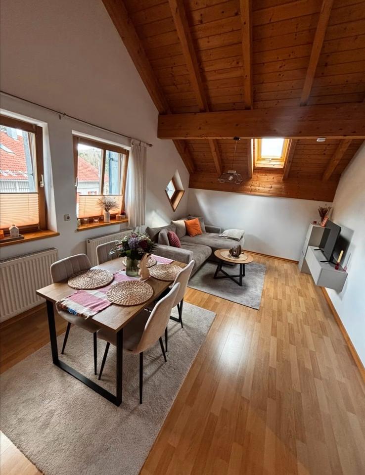 Thumbnail-Sehr schöne und helle 2-Zi-Dachgeschoss-Wohnung - Stellplatz - EBK - ab August verfügbar