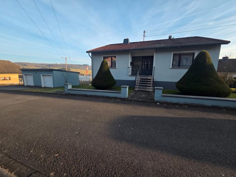 Thumbnail-Einfamilienhaus mit Doppelgarage im Gepflegten Zustand