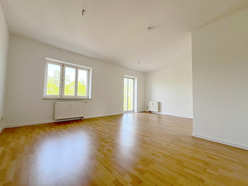 Thumbnail-Familienwohnung mit großem Wohnbereich und Balkon - auch WG-geeignet!