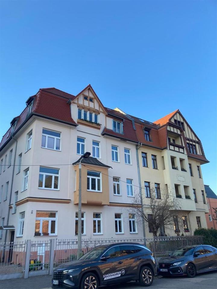 Thumbnail-Große EG 4,5 Zimmer mit Garage, Wanne, Dusche, Balkon und Laminat in guter Lage!