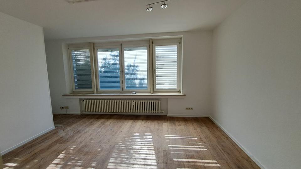 Thumbnail-4-Zimmer- Wohnung(100 m2) mit Einbauküche und Vorgarten