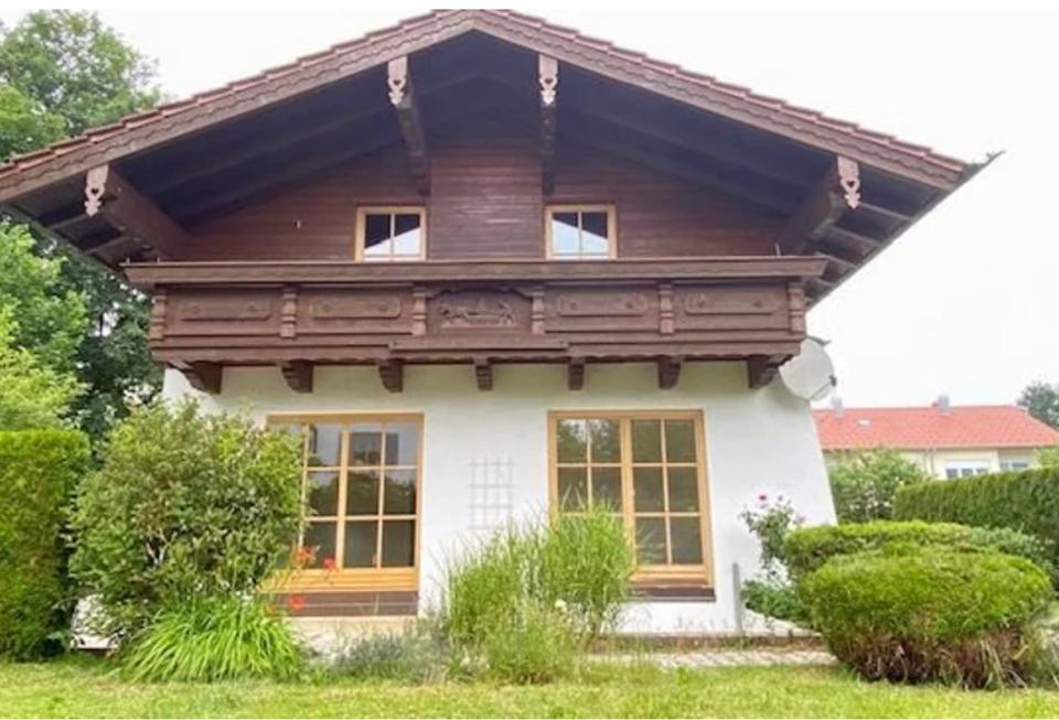 Thumbnail-freistehendes Einfamilienhaus mit Blick auf die Berge wartet ...