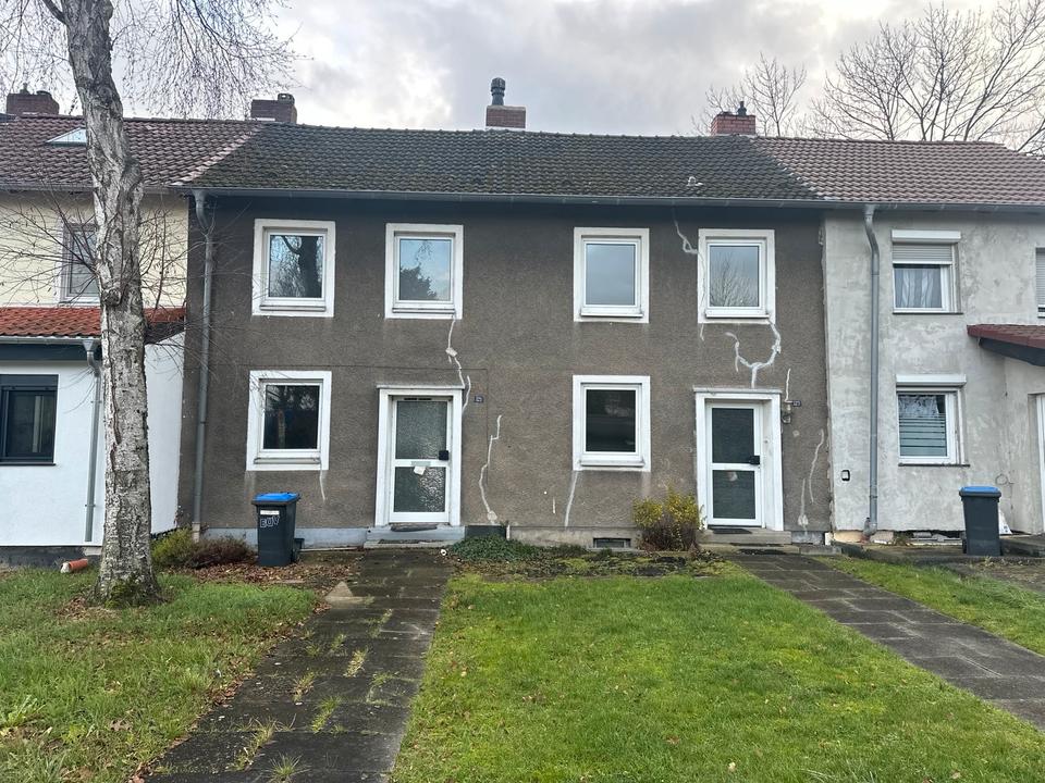 Thumbnail-Zwei sanierungsbedürftige Reihenmittelhäuser nebeneinander