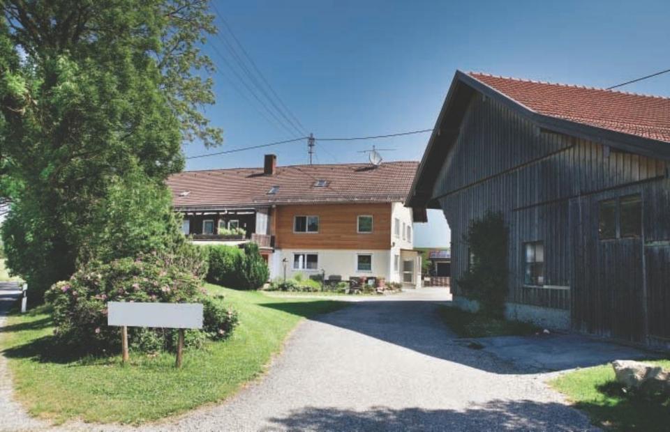 Thumbnail-2,5 Zimmer Wohnung mit Begblick, Terasse und eigenem Eingang