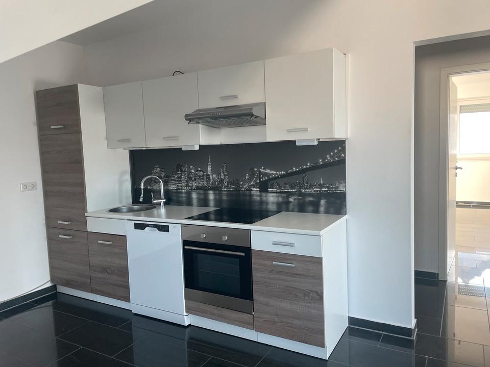 Thumbnail-Schöne Dachgeschosswohnung mit Balkon und Parkplatz zu vermieten