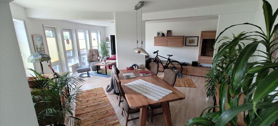 Thumbnail-Helle 109 m² EG-Wohnung mit Garten, 2 Terrassen & Einbauküche