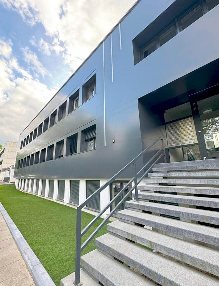 Thumbnail-Modernes Büro mit Möblierung, Kaffeeküche und Toilettenanlage in exklusivem Bürogebäude