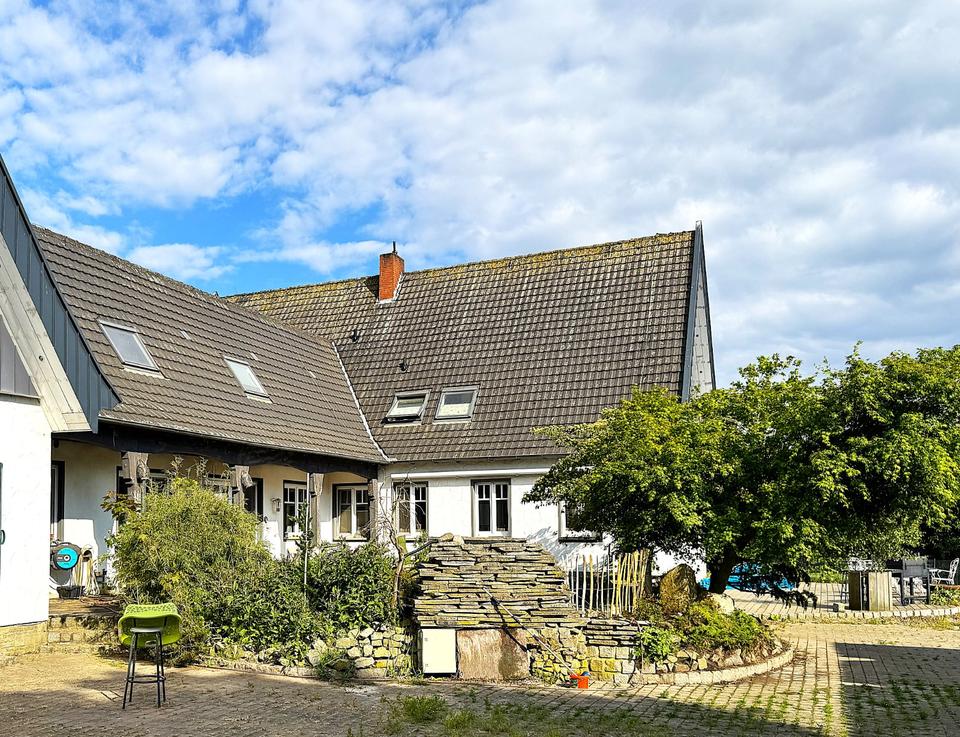 Thumbnail-ländliches Anwesen ehemalige Dorfschule, heute Wohnen, 2 WE