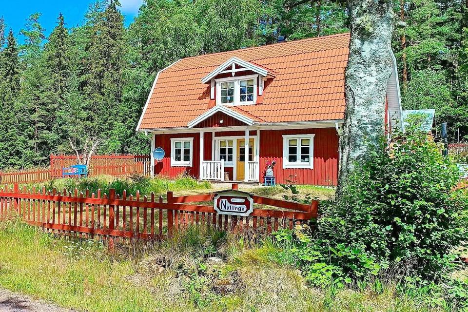 Thumbnail-Rot-weißes Schwedenhaus 