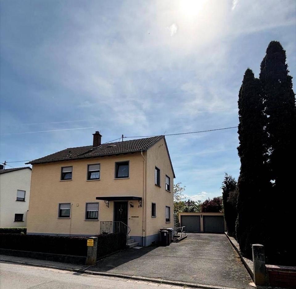 Thumbnail-Zweifamilienhaus mit großem Garten und 2 Garagen in Hargesheim