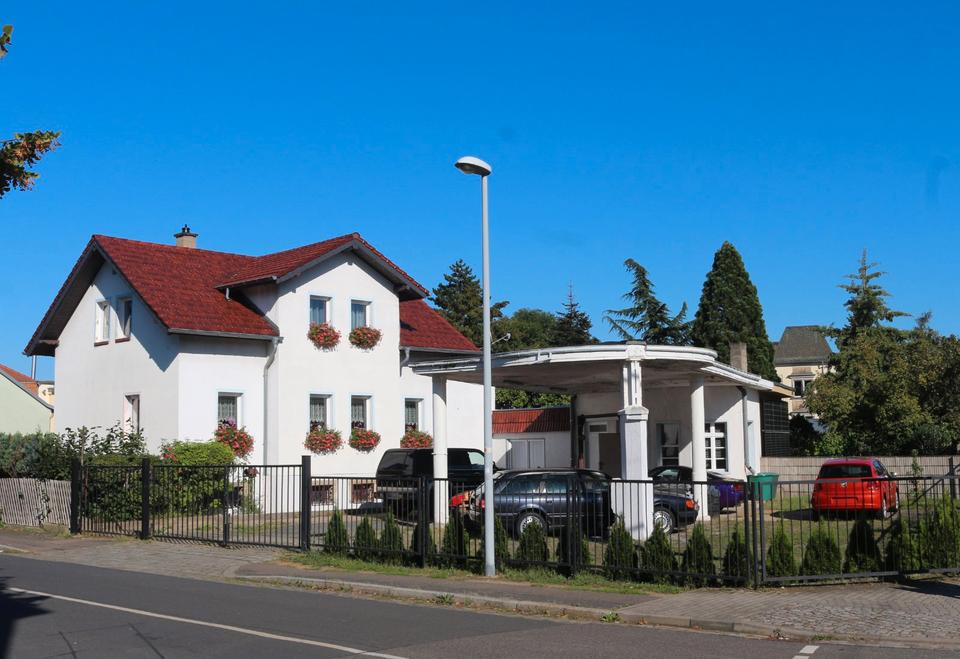 Thumbnail-Einfamilienhaus mit Garagen & vielseitig nutzbarer Gewerbeeinheit