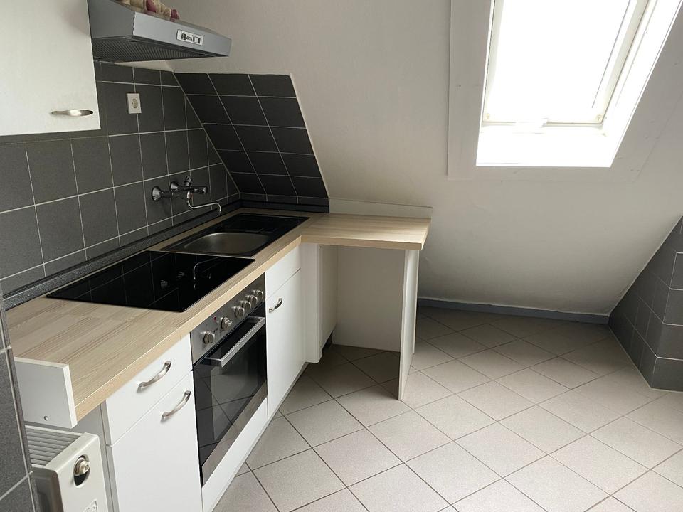 Thumbnail-2-Zi.-Dachgeschosswohnung mit Stellplatz & Gartenmitbenutzung