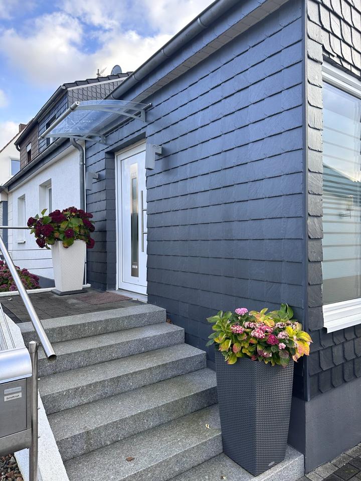 Thumbnail-Moderne, möblierte 2 Zi-Wohnung mit Einbauküche, Carport, Garten